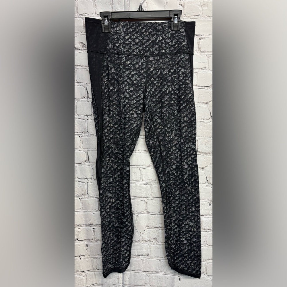 Women’s size 8 lululemon 7/8 length featherlight tights